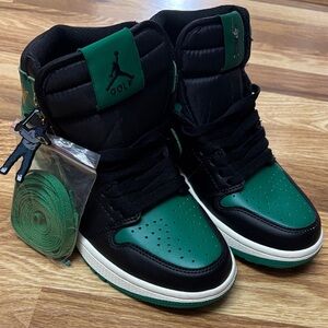 Jordan Women's Black and Green Sneakers